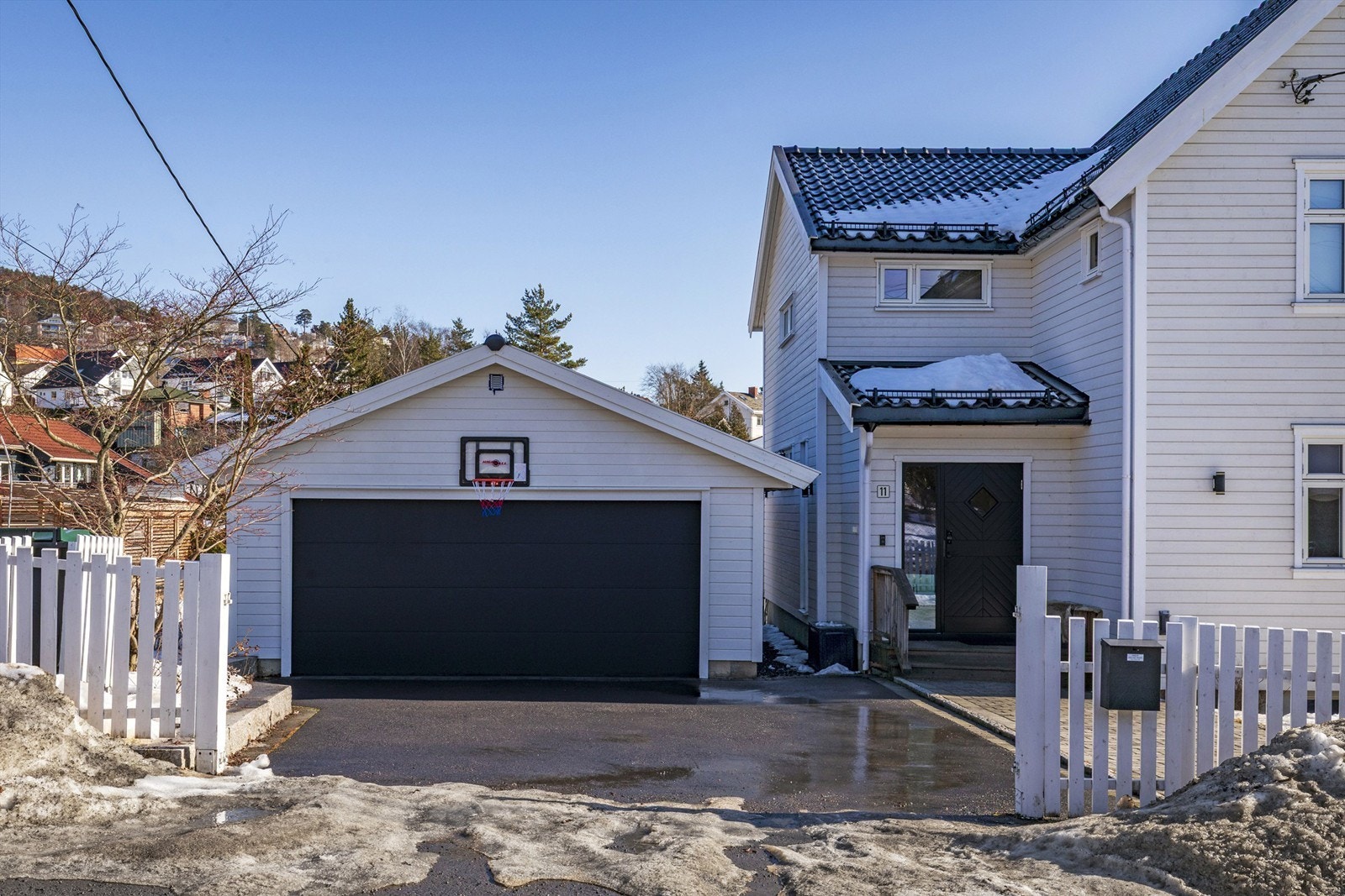 Asfaltert gårdsplass og det er belegningsstein i gangsone inn mot huset Galleribilde