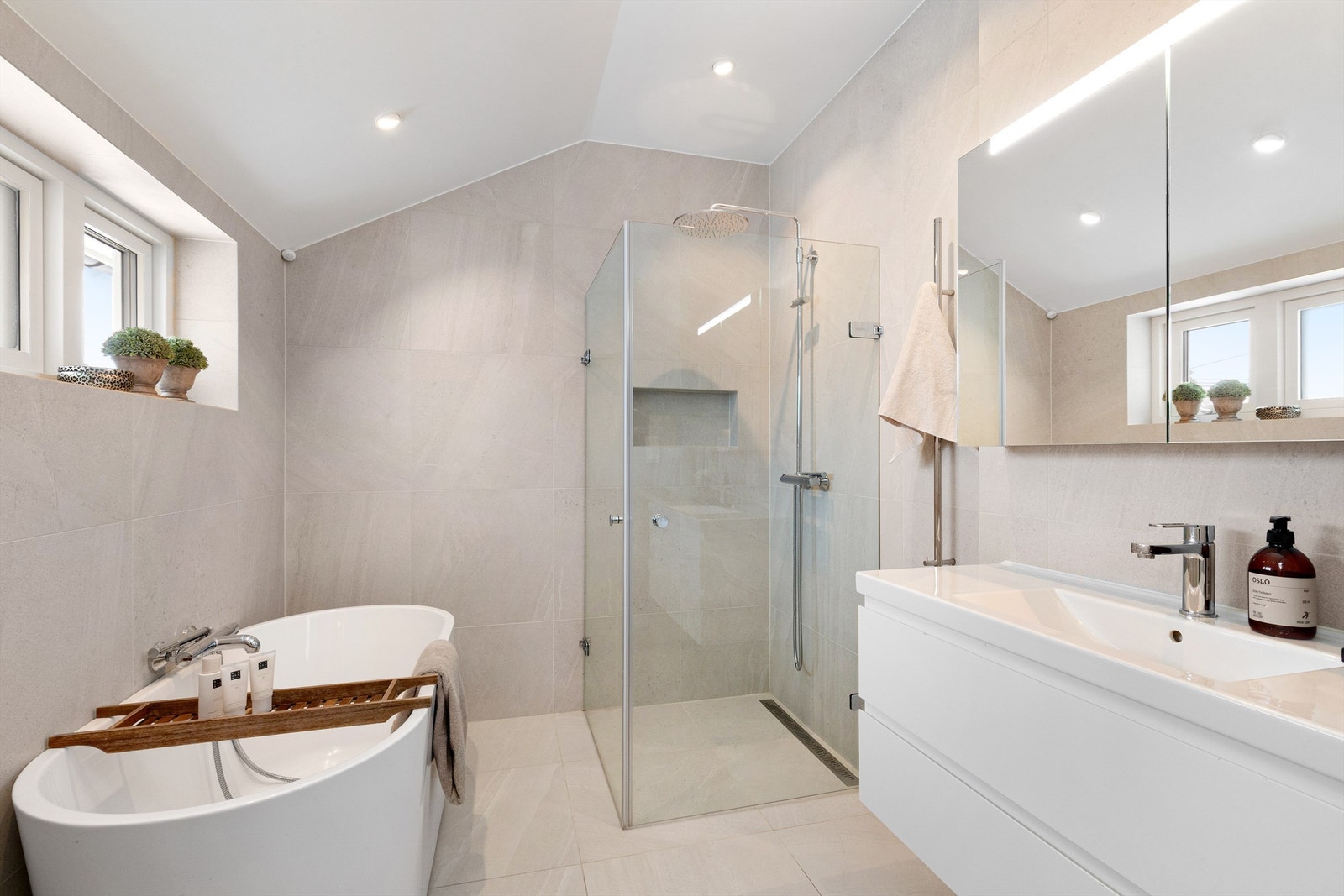 Lekkert baderom med innredning fra Inr. Separat dusjnisje og badekar Galleribilde