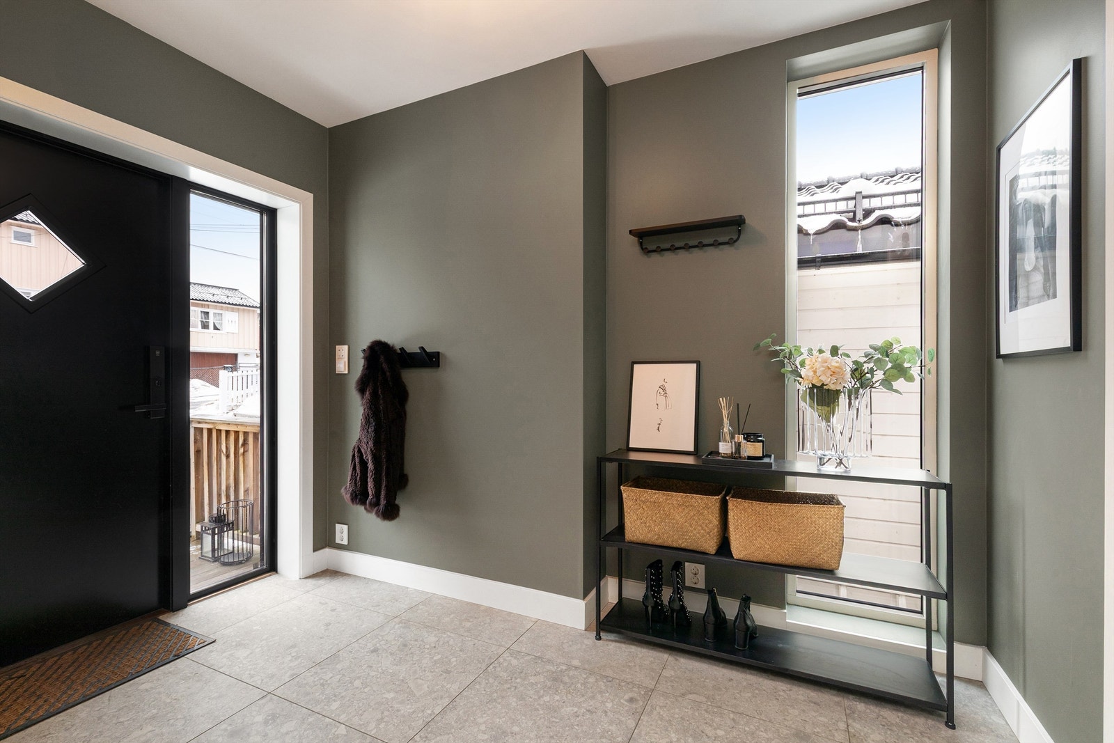 Romslig entré med garderobeplass og knaggrekker Galleribilde