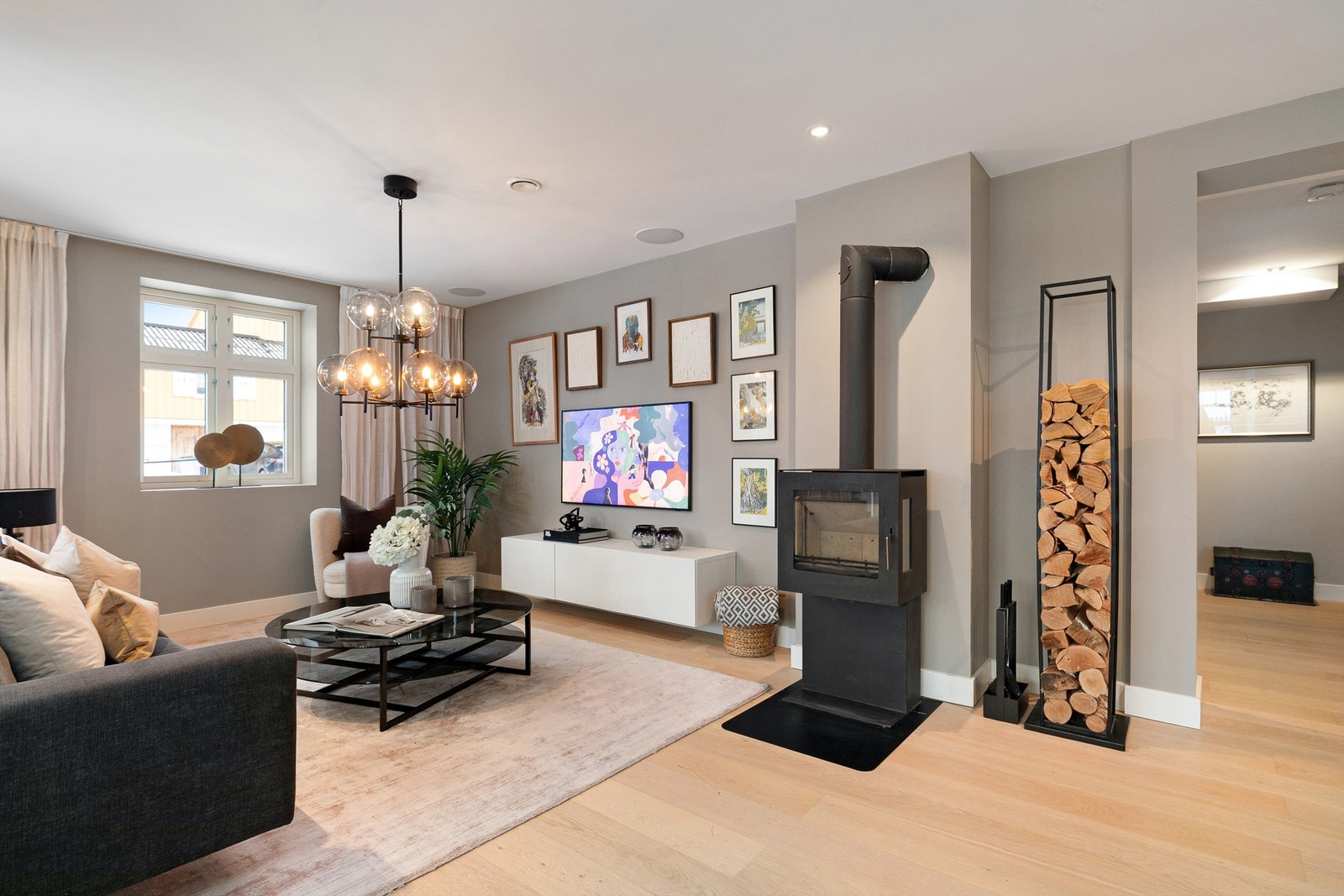 Hyggelig hjørne i stuen med peisovn Galleribilde