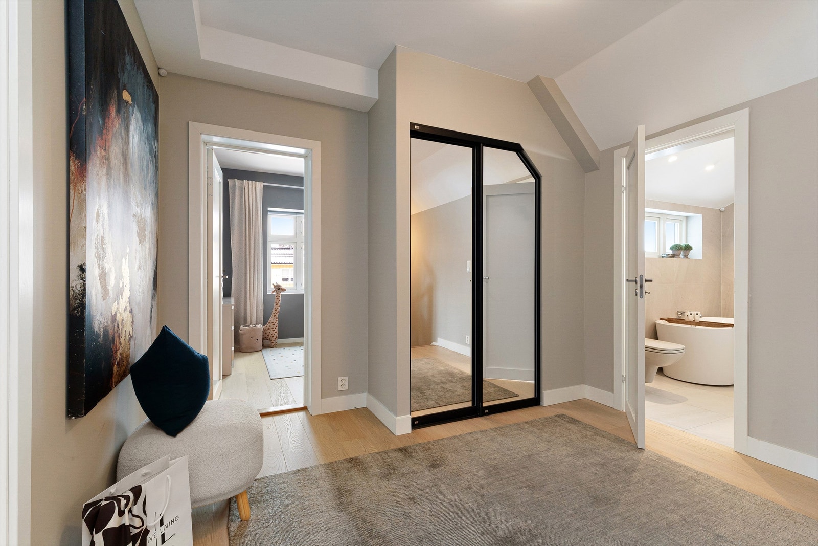 Trapperom med skyvedørsgarderobe Galleribilde