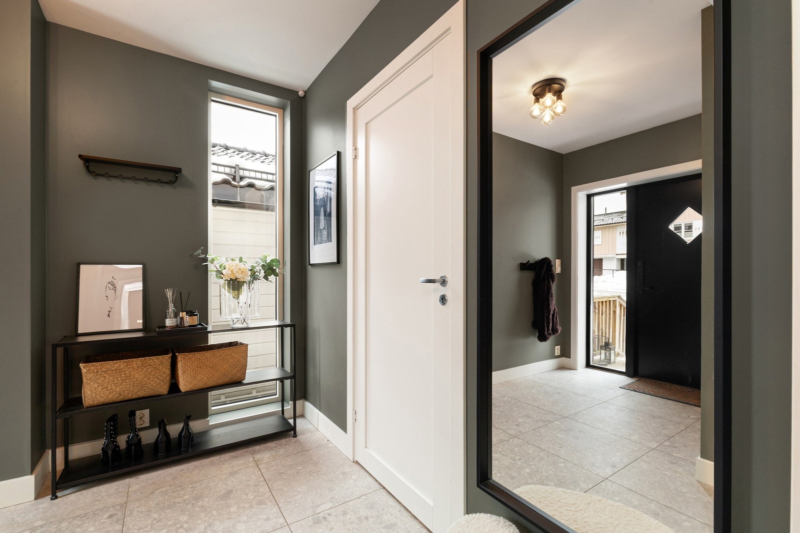 Praktisk adgang til bad og vaskerom fra entre Galleribilde