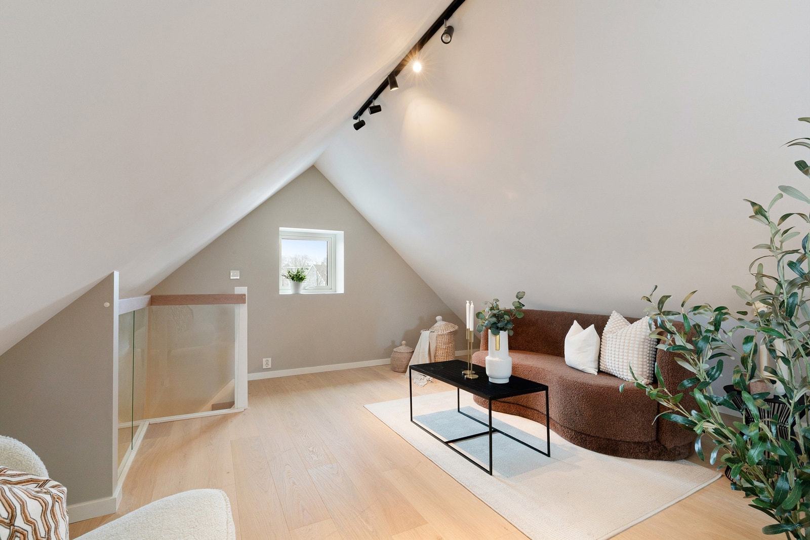 Loftet kan ha flere bruksmuligheter. Eier har benyttet dette som oppholdsrom, men det er ikke godkjent for varig opphold Galleribilde