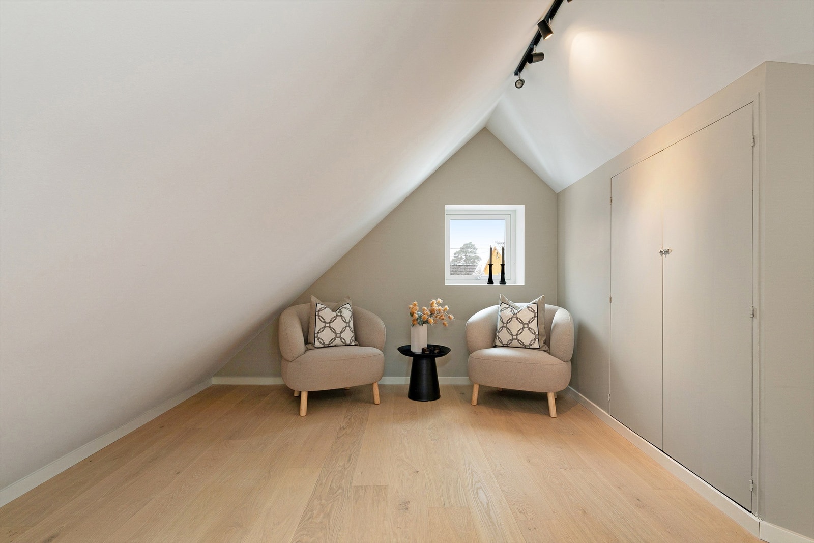 Bak dørene til høyre er motoren for den balanserte ventilasjonen i huset Galleribilde