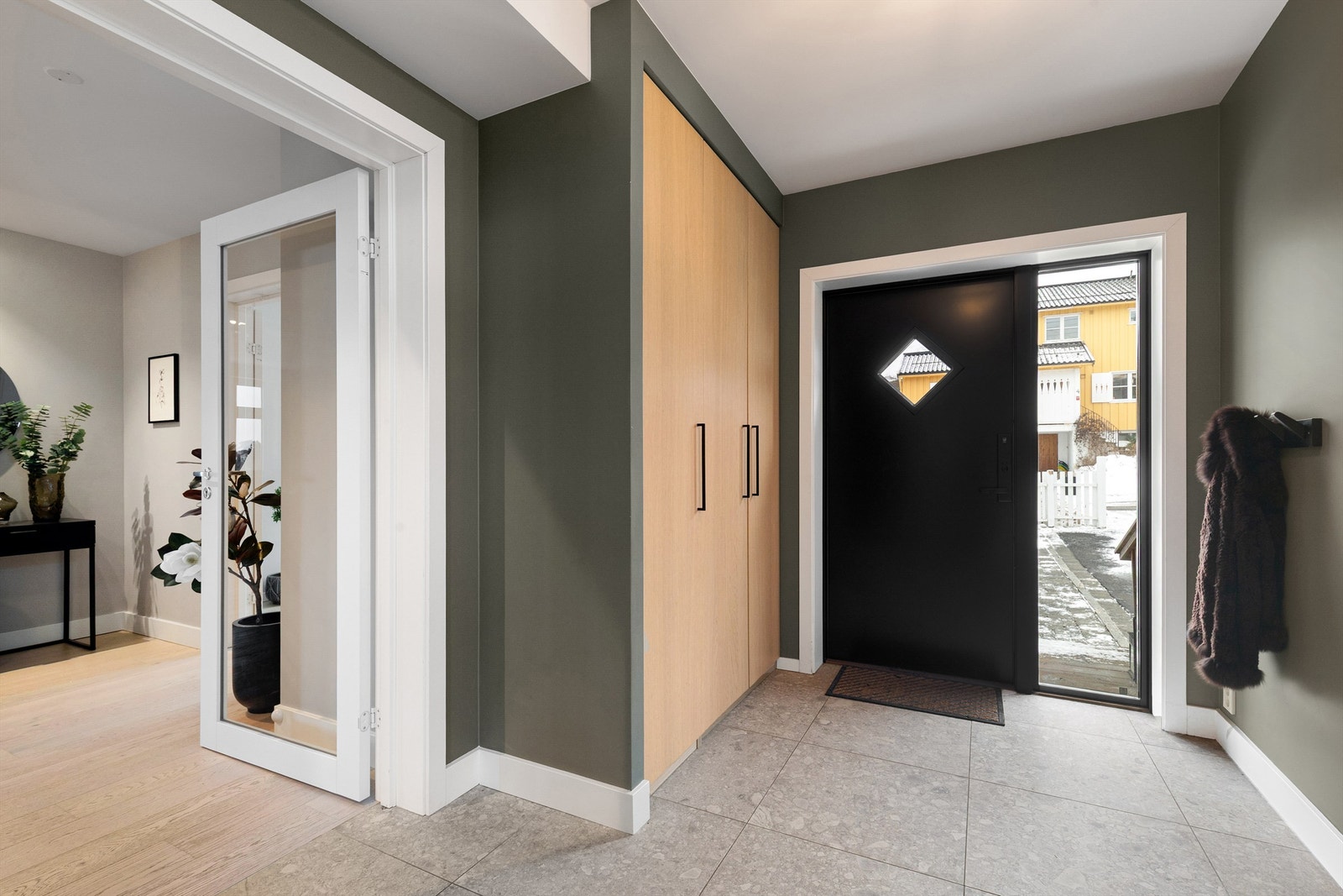 Dør med glassfelt fra entréen inn til oppholdsrommene sørger for fin avgrensning samtidig som du opprettholder den fine flyten og romfølelsen i etasjen Galleribilde