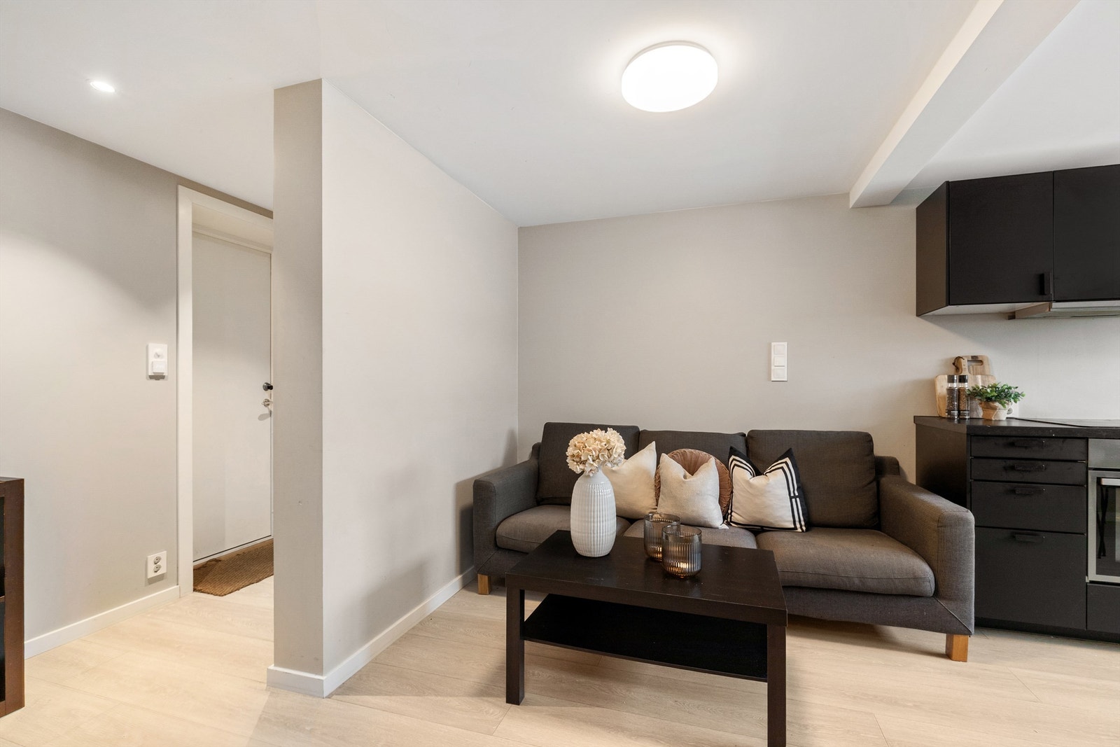 Leiligheten har 3 soverom og gir pt. inntekt på kr 25.500,- pr. md inkl. strøm, oppvarming og internett Galleribilde