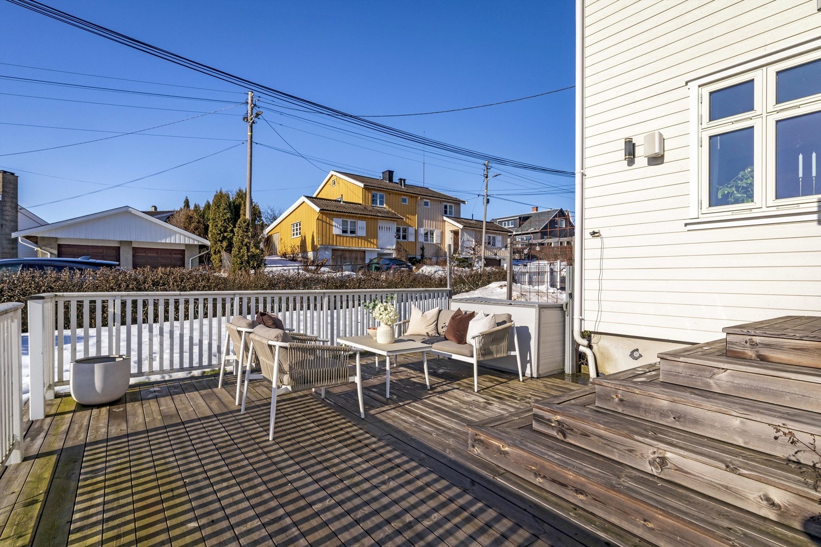 Stor markterrasse som er sørvendt og har nydelige solforhold Galleribilde