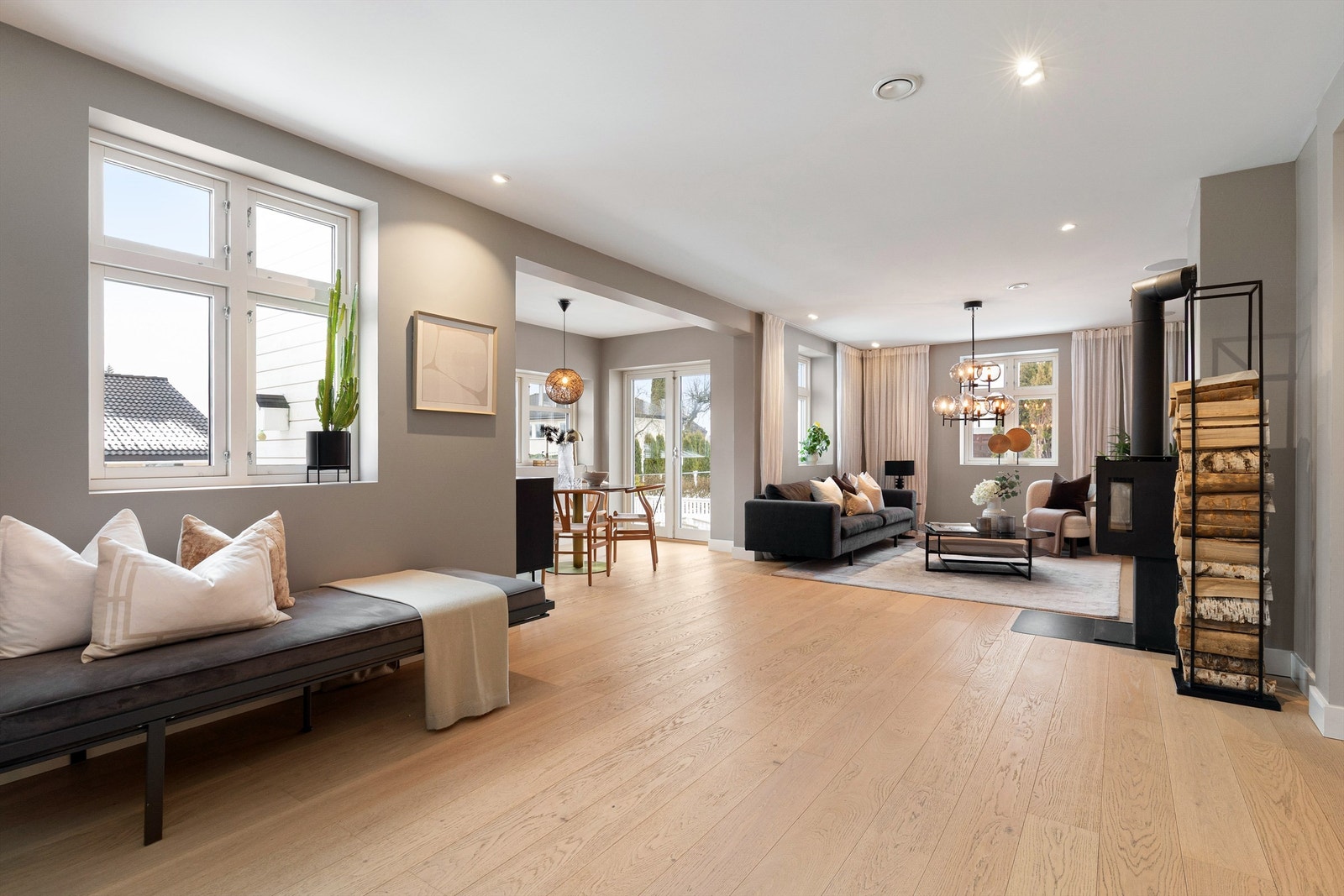 Store vindusflater sørger for god romfølelse i oppholdssonene Galleribilde