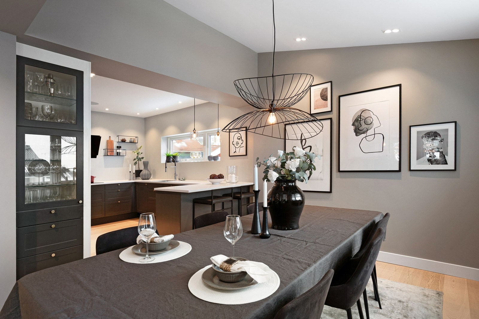 God atmosfære i spisestuedelen Galleribilde