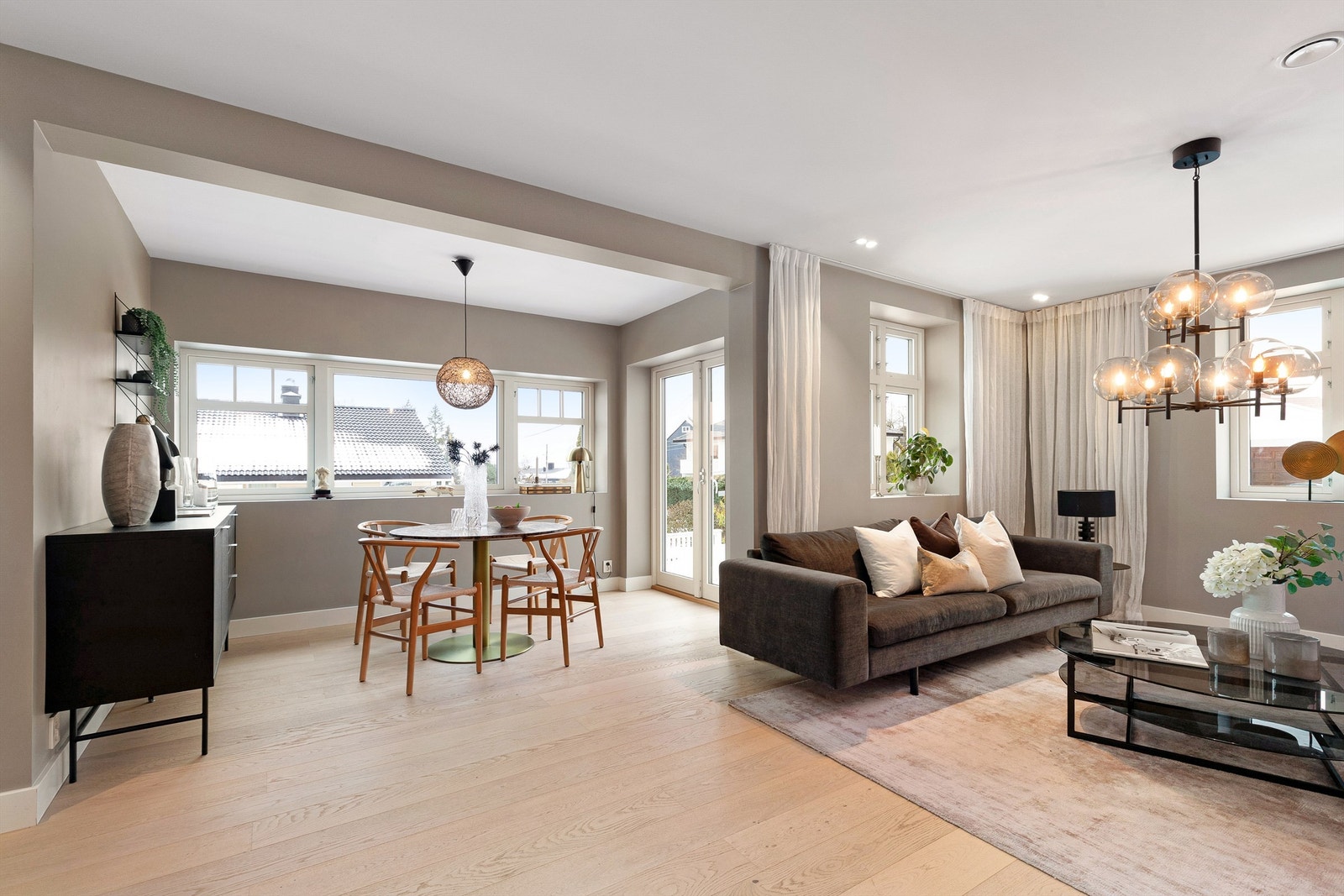 Hyggelig sitteplass også ved utgangen til markterrassen og hagen Galleribilde