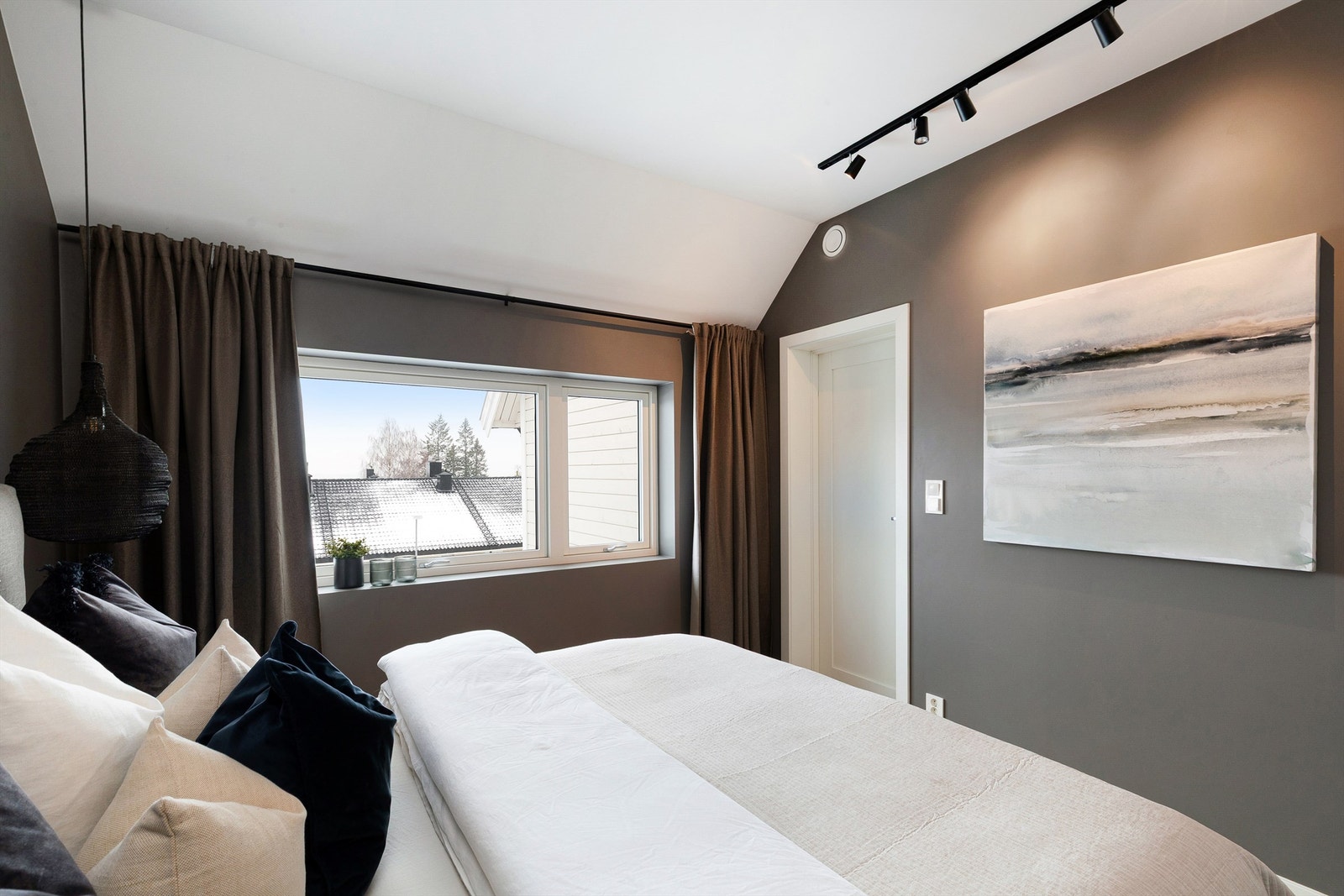 Hovedsoverom med garderoberom og bad en suite Galleribilde