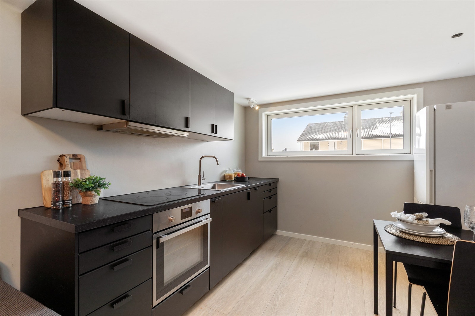 Fin løsning for kjøkken og spisebord Galleribilde