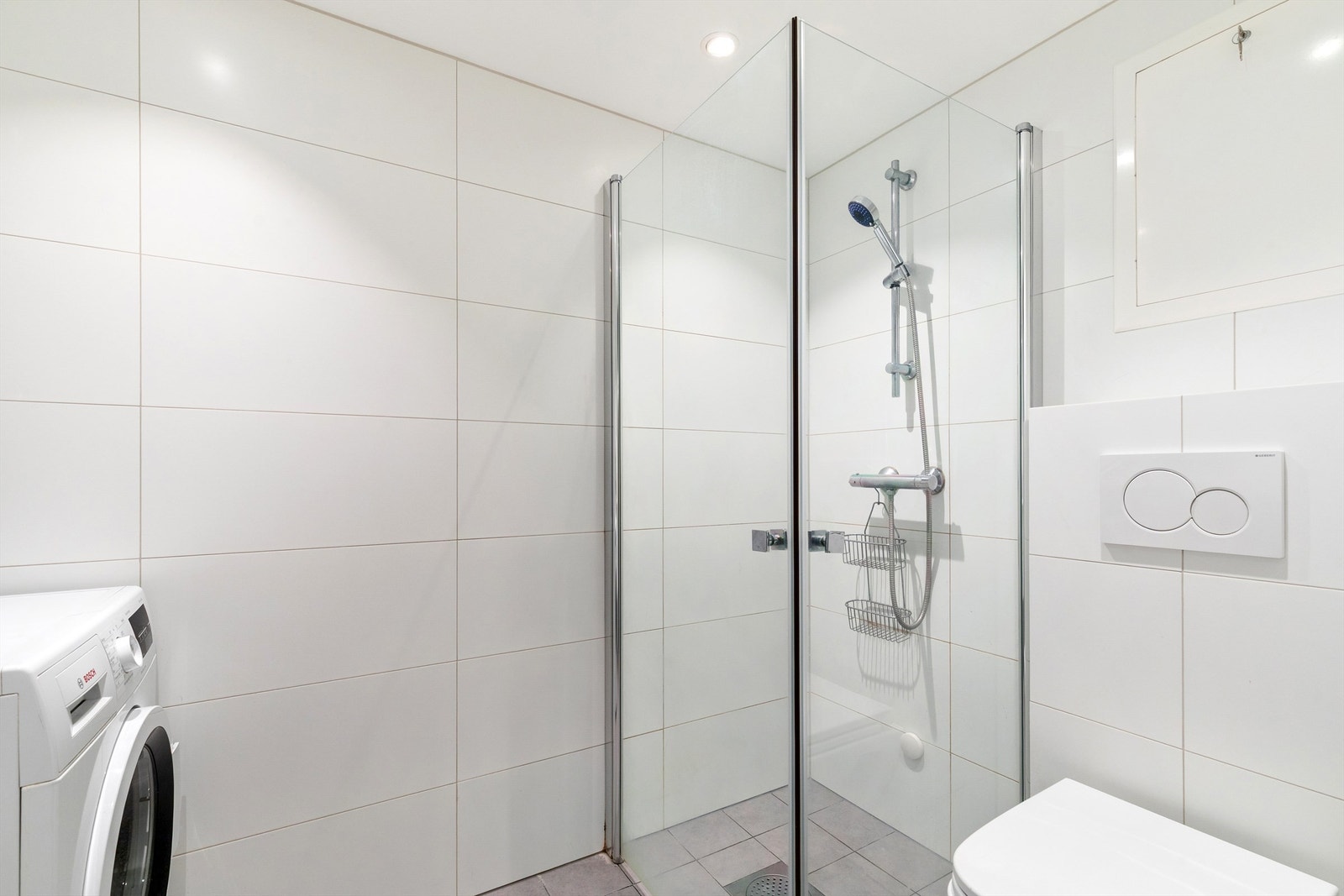 Baderom med opplegg for vaskemaskin Galleribilde