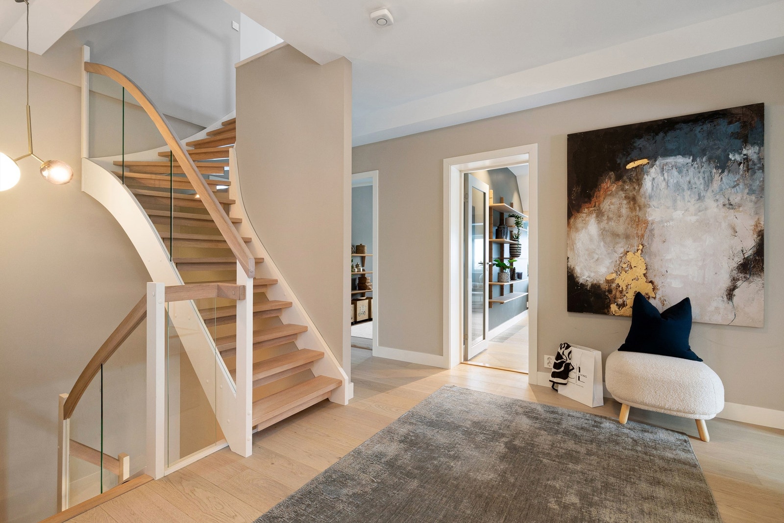 2. etasje består av 3 soverom, 2 bad og en fin stue Galleribilde