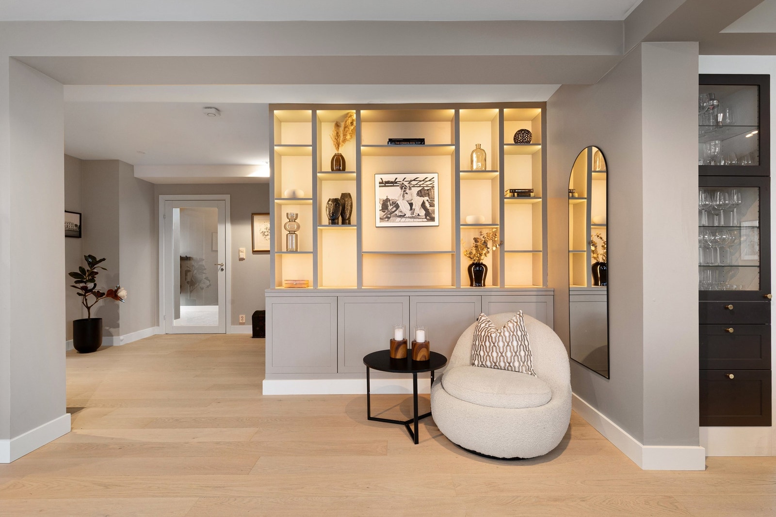 Innenfor trapperommet kommer du til oppholdssonene. Meget pen snekkerbygget reol med integrert belysning Galleribilde