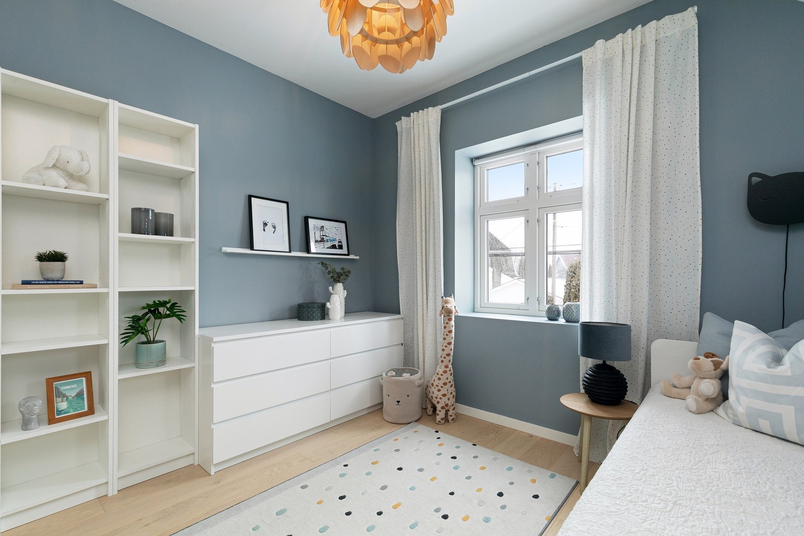 Her har du god plass til seng, garderobe og kommode Galleribilde