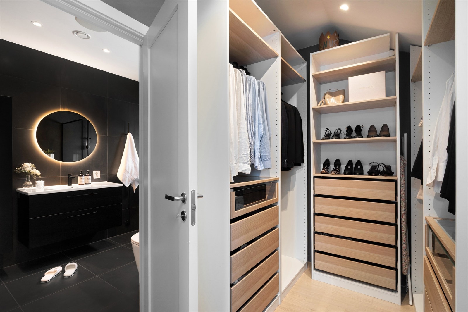 Fra garderoben har du tilgang til "voksen badet" Galleribilde