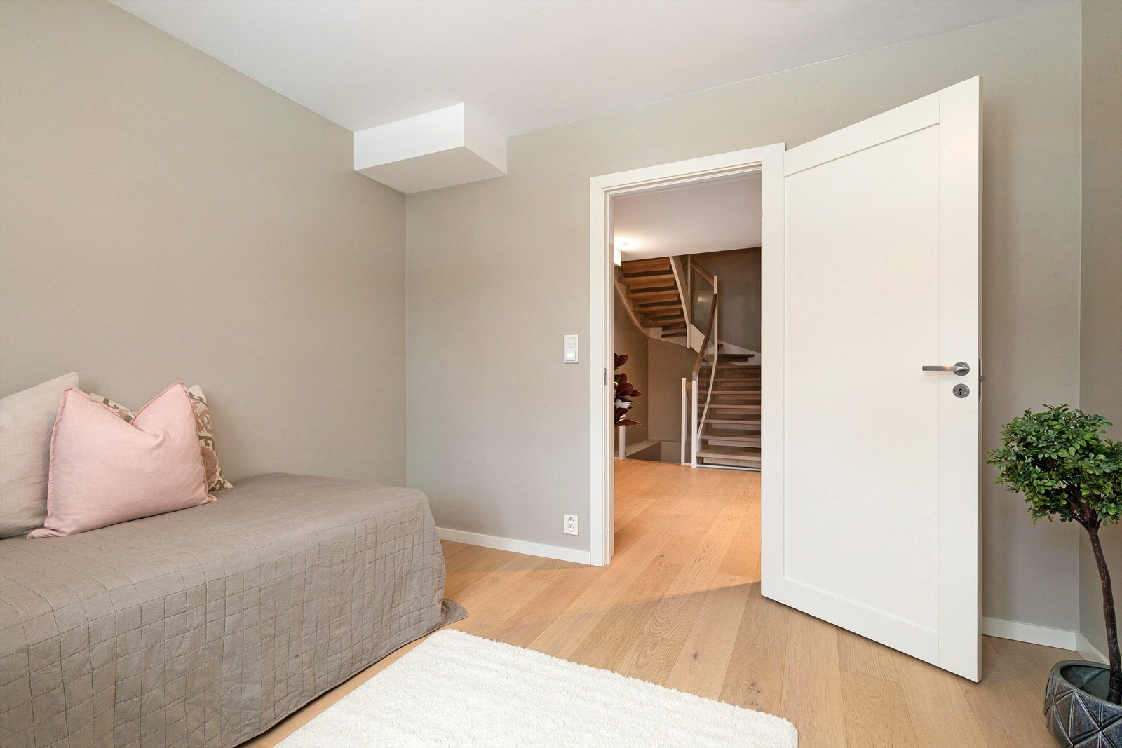 God størrelse med plass til både seng, garderobe og skrivebord Galleribilde