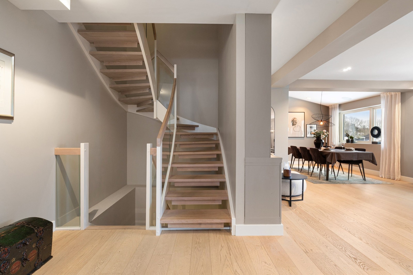 Trapp til kjelleren og 2. etasje Galleribilde