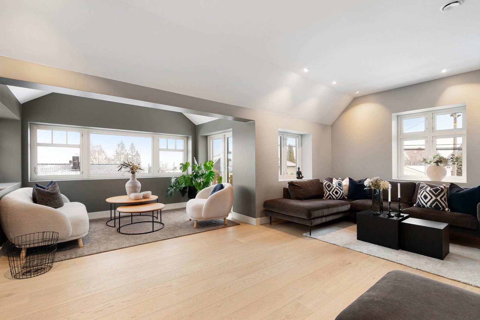 Romslig stue med plass til flere sittegrupper. Her kan du alternativt skille av til soverom 5 Galleribilde