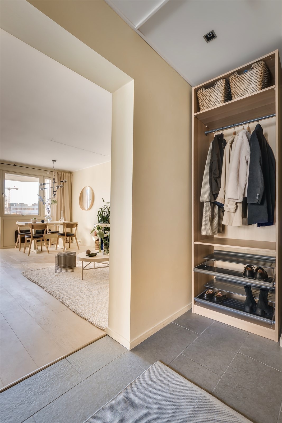 Praktisk gang med lekker og praktisk løsning for oppheng av klær og sko. Galleribilde