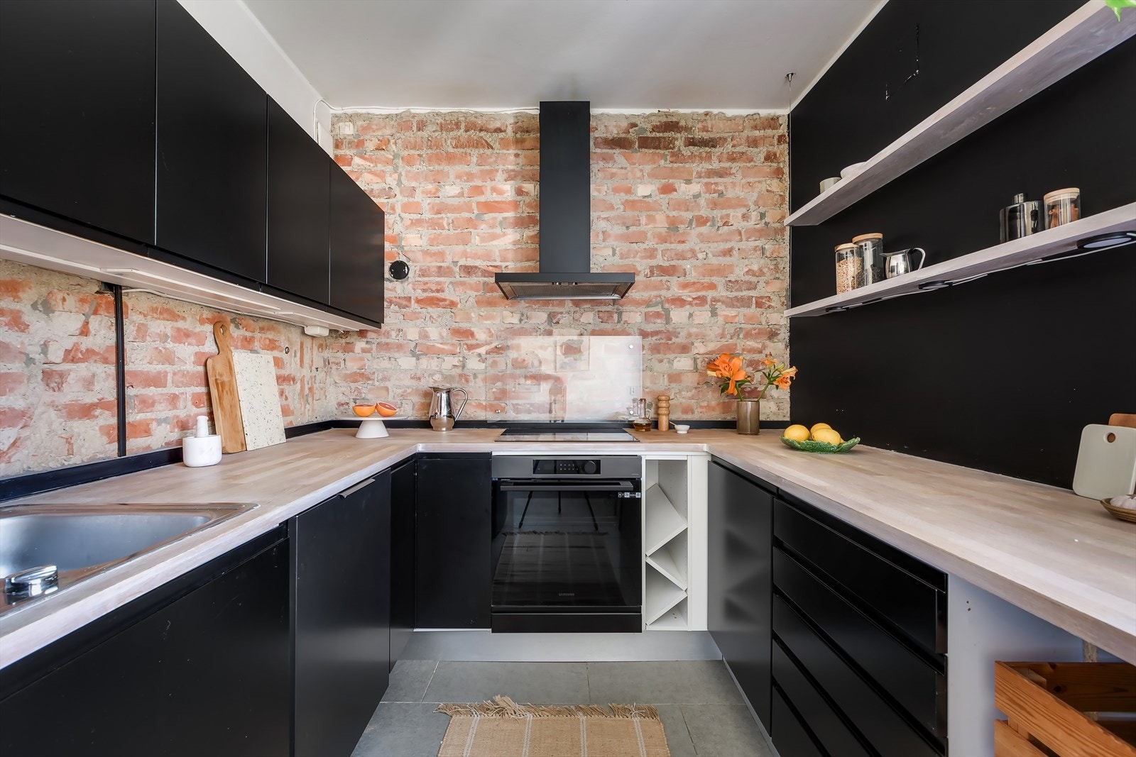 Den vakre teglsteinsveggen er blitt hentet frem og tilfører en helhet til rommet. Galleribilde