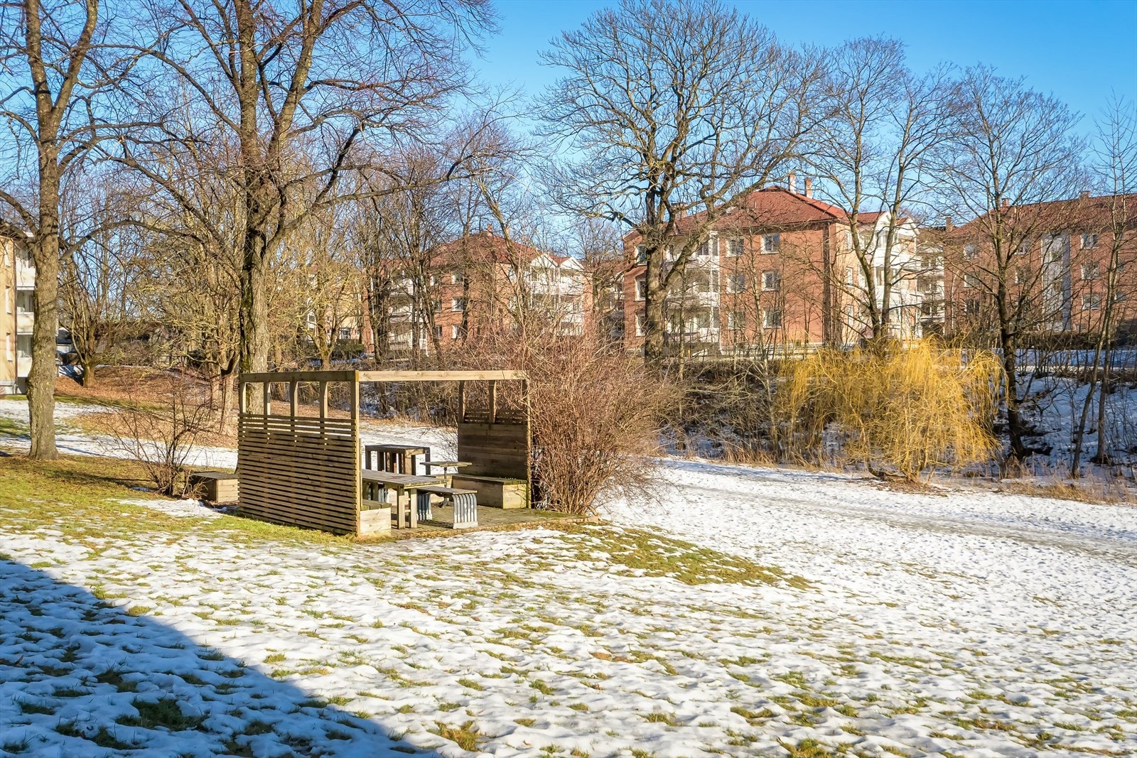 Hyggelig sittegruppe rett utenfor. Galleribilde