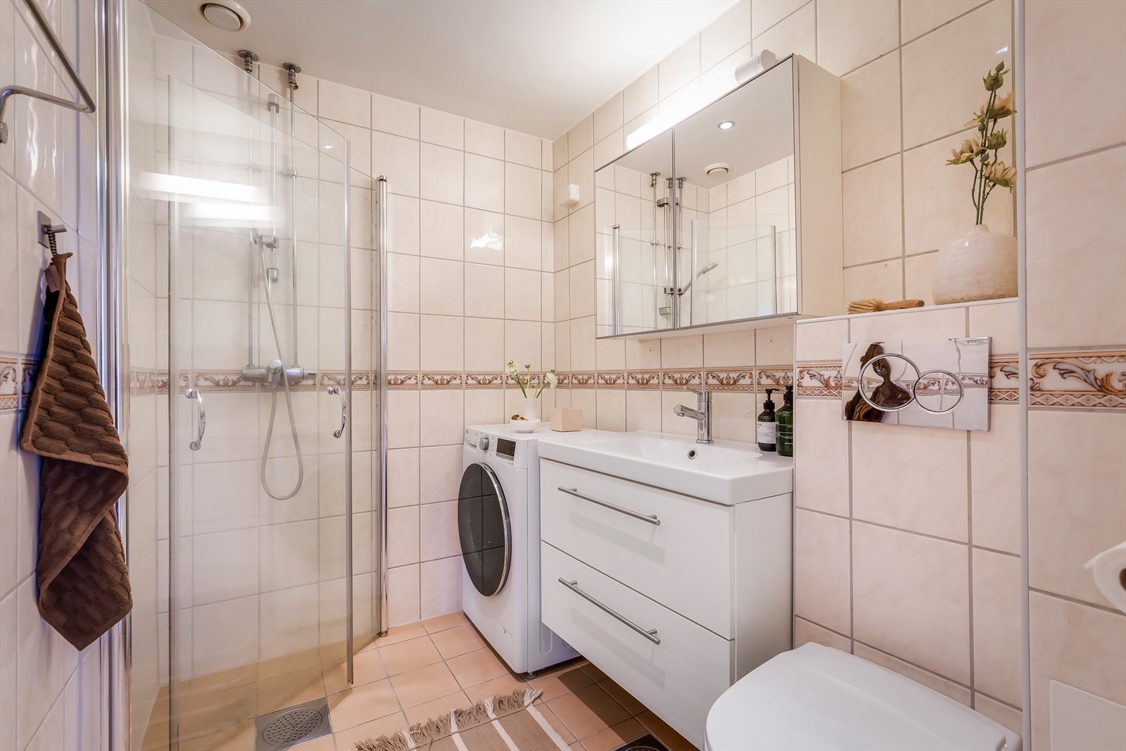 Bad fra 2001. Badet har i sin helhet fått TG2 og holder en gjennomgående god standard. Det ble byttet rør under servant og nytt blandebatteri nå i 2026. Galleribilde