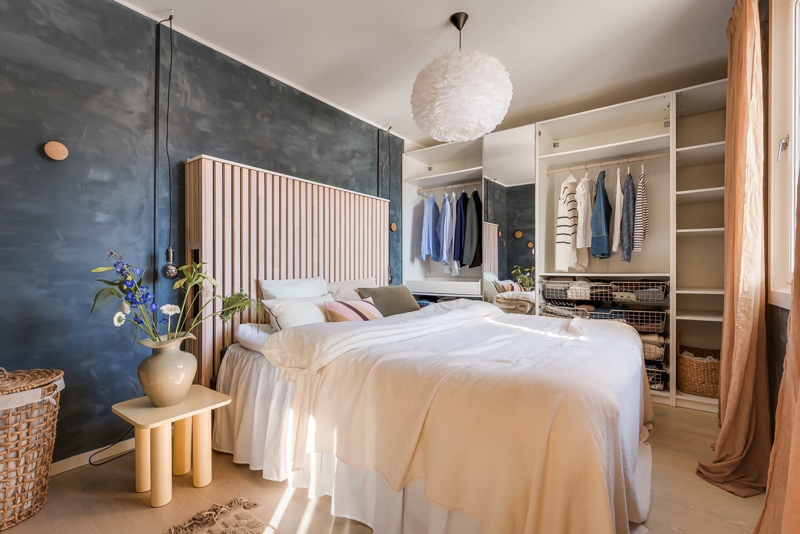 Soverom av god størrelse med god plass til dobbeltseng og garderobe. Rommet er malt med kalkmaling i en behagelig nedtonet blåfarge. Galleribilde