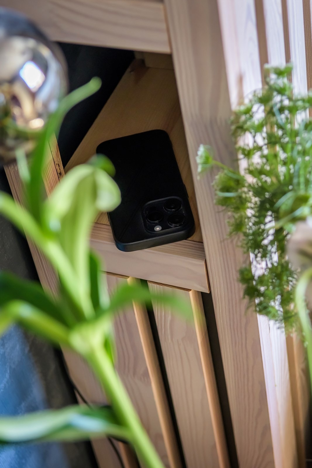 Praktisk plass til å legge mobilen. Galleribilde