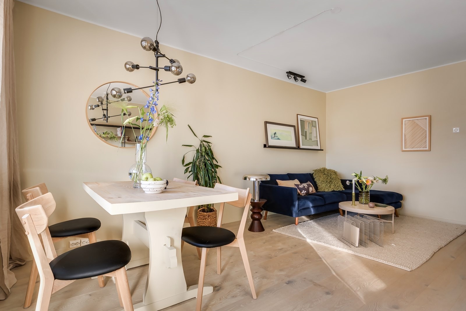 Det ble lagt ny 1-stavs parkett i 2019 i stue og begge soverom. I tillegg ble leiligheten malt i forkant av salg. Galleribilde