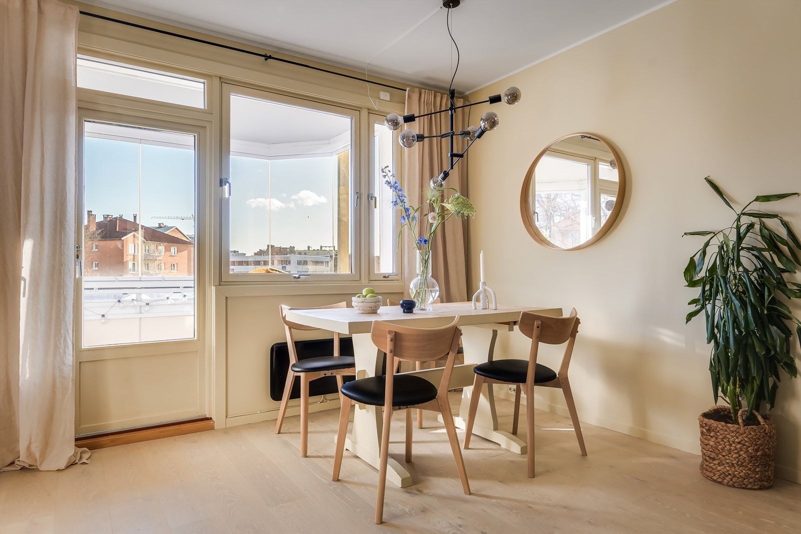 Fra stuen så har du utgang til en romslig balkong som fungerer som en forlengelse av stuen. Galleribilde