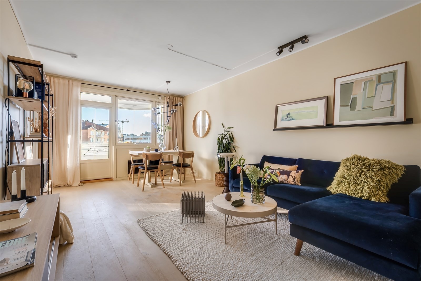 Romslig stue med gode møbleringsmuligheter. Her kan du enkelt skape flere sosiale soner og sittegrupper. Galleribilde