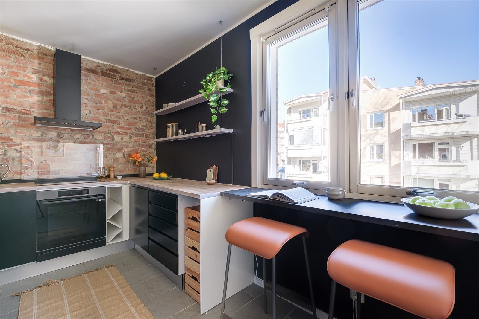 Kjøkkenet ble oppgradert i 2020 med bl.a skapfronter og hvitevarer (utenom platetopp) ble byttet ut. Integrerte hvitevarer følger og frittstående kjøleskap følger med. Galleribilde