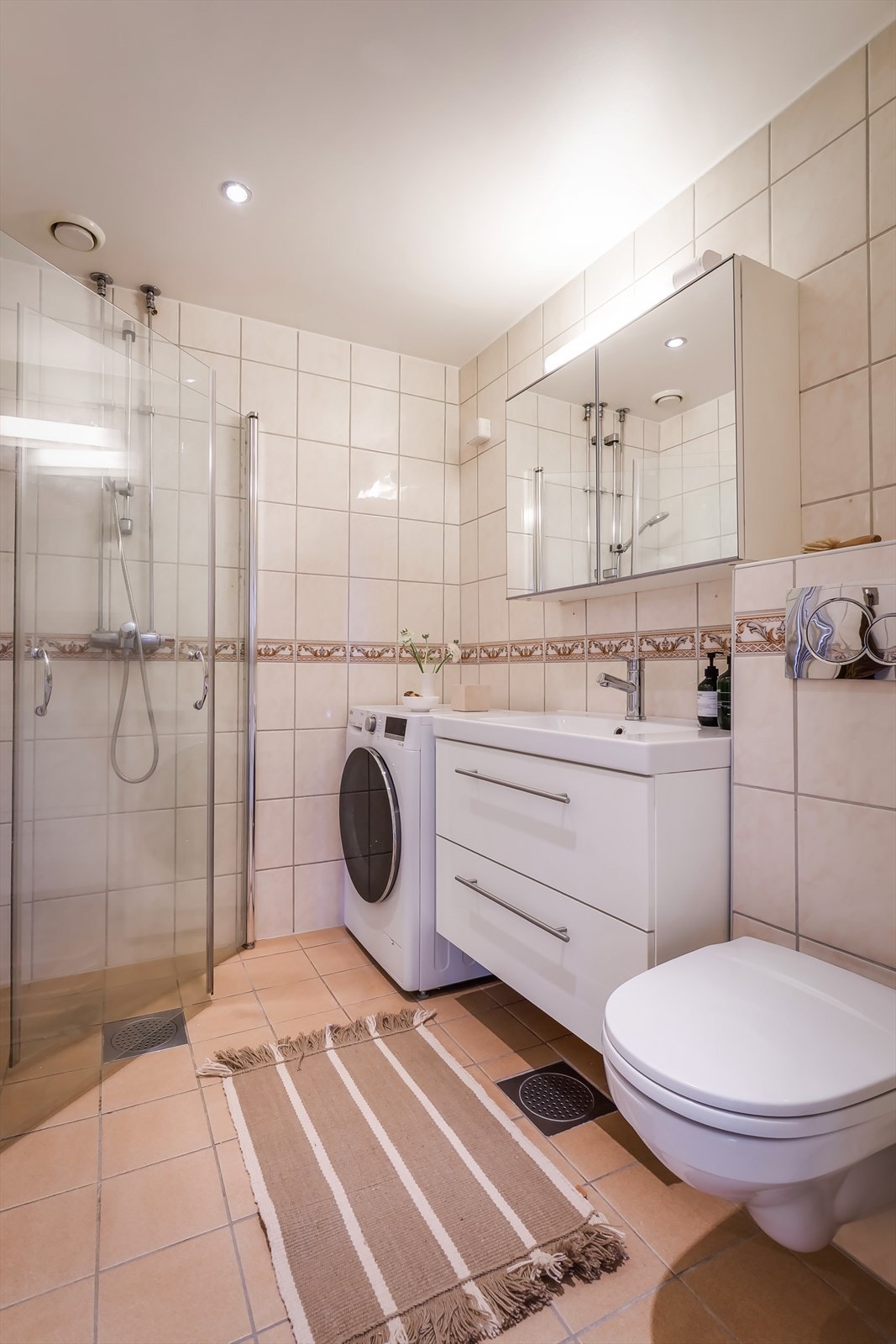 Fin skapløsning med speil som gir ekstra oppbevaringsplass i tillegg til servantskapet. Galleribilde