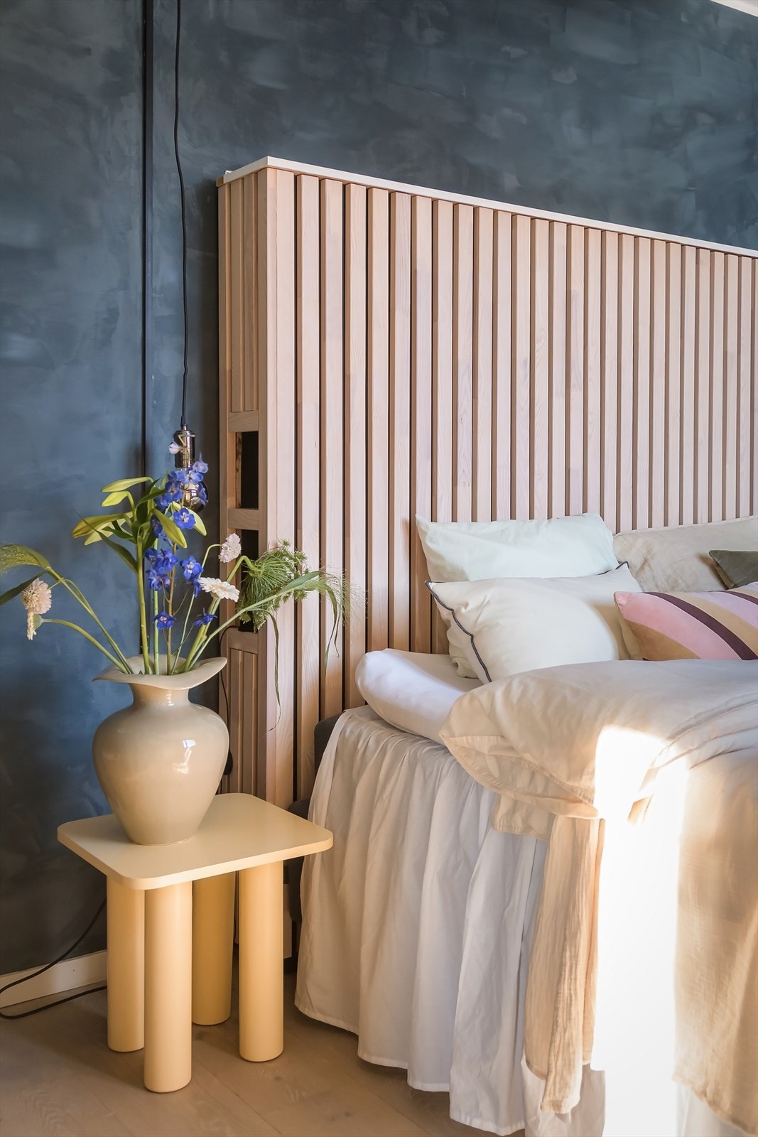 Selger har bygd en sengegavl med hvitpigmenterte spiler. God plass til nattbord på hver side av sengen. 1-stavs parkett på soverommet. Galleribilde