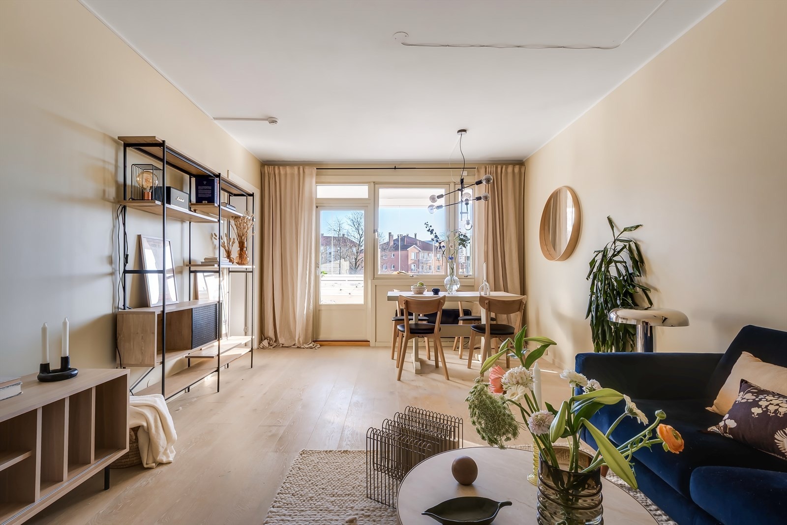 Romslig stue med god takhøyde på 2,56 og store vindusflater. Galleribilde