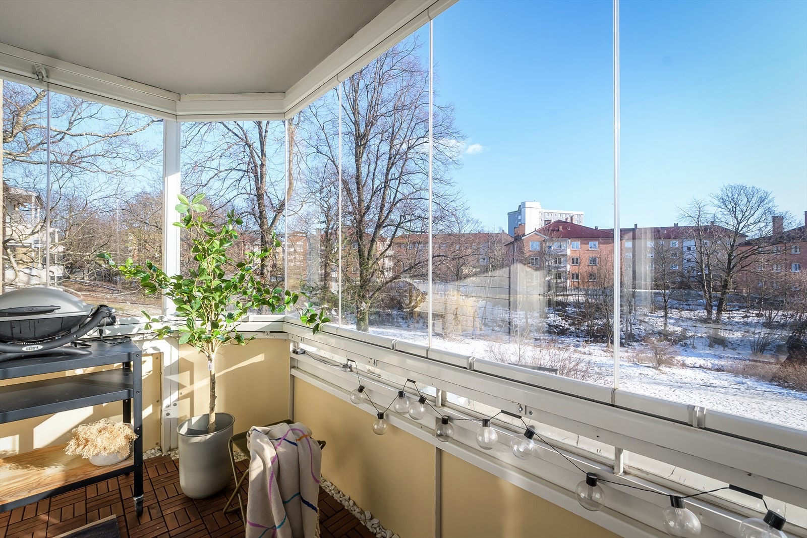 Innglassingen på balkongen ble fornyet i 2020. Balkongen har plass til sittegruppe og grill. Kun tillatt med gass eller elektrisk grill. Galleribilde