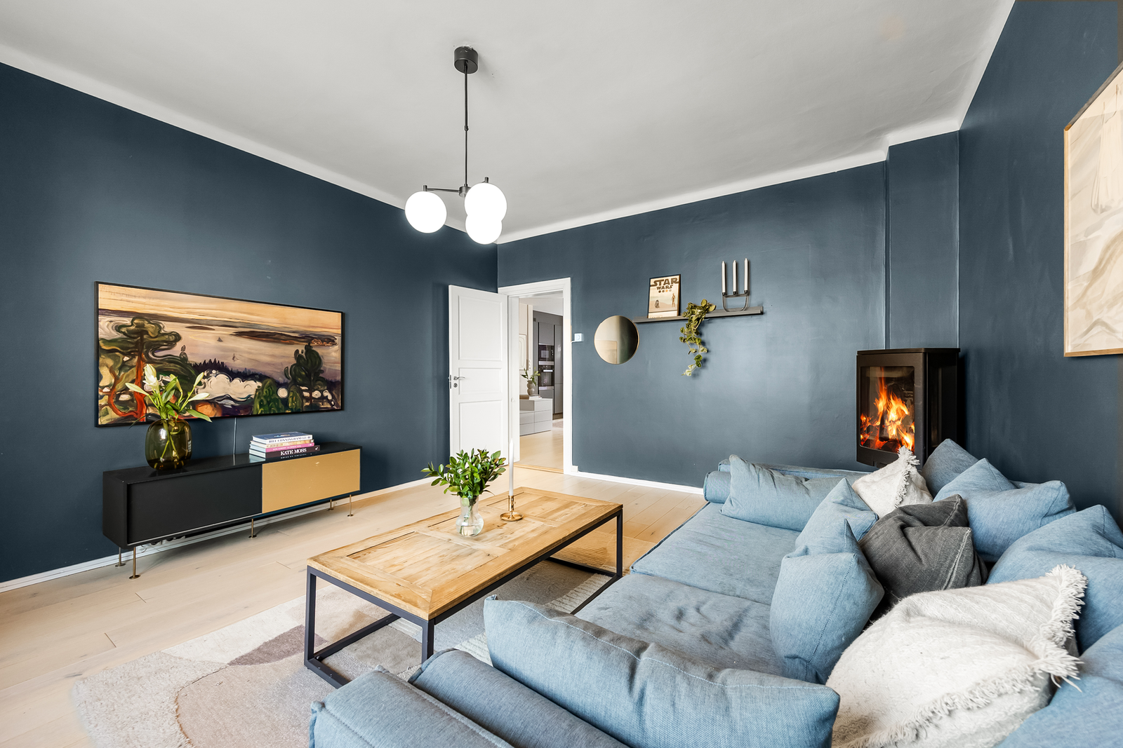 God plass til plass til romslig sofa og behagelig avstand til TV. Galleribilde