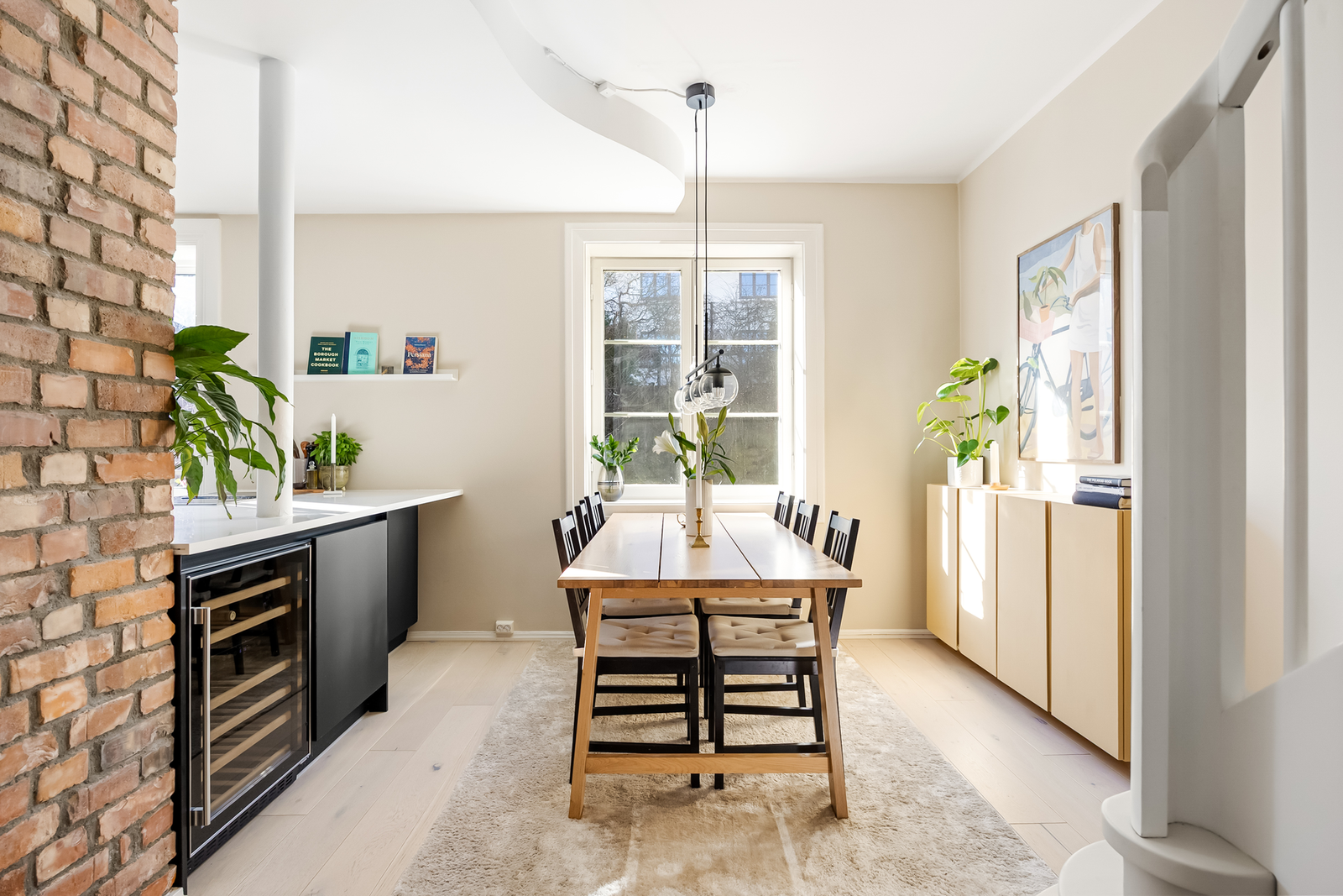 Store vindusflater slipper inn rikelig med naturlig lys og skaper en lys og luftig atmosfære. Galleribilde