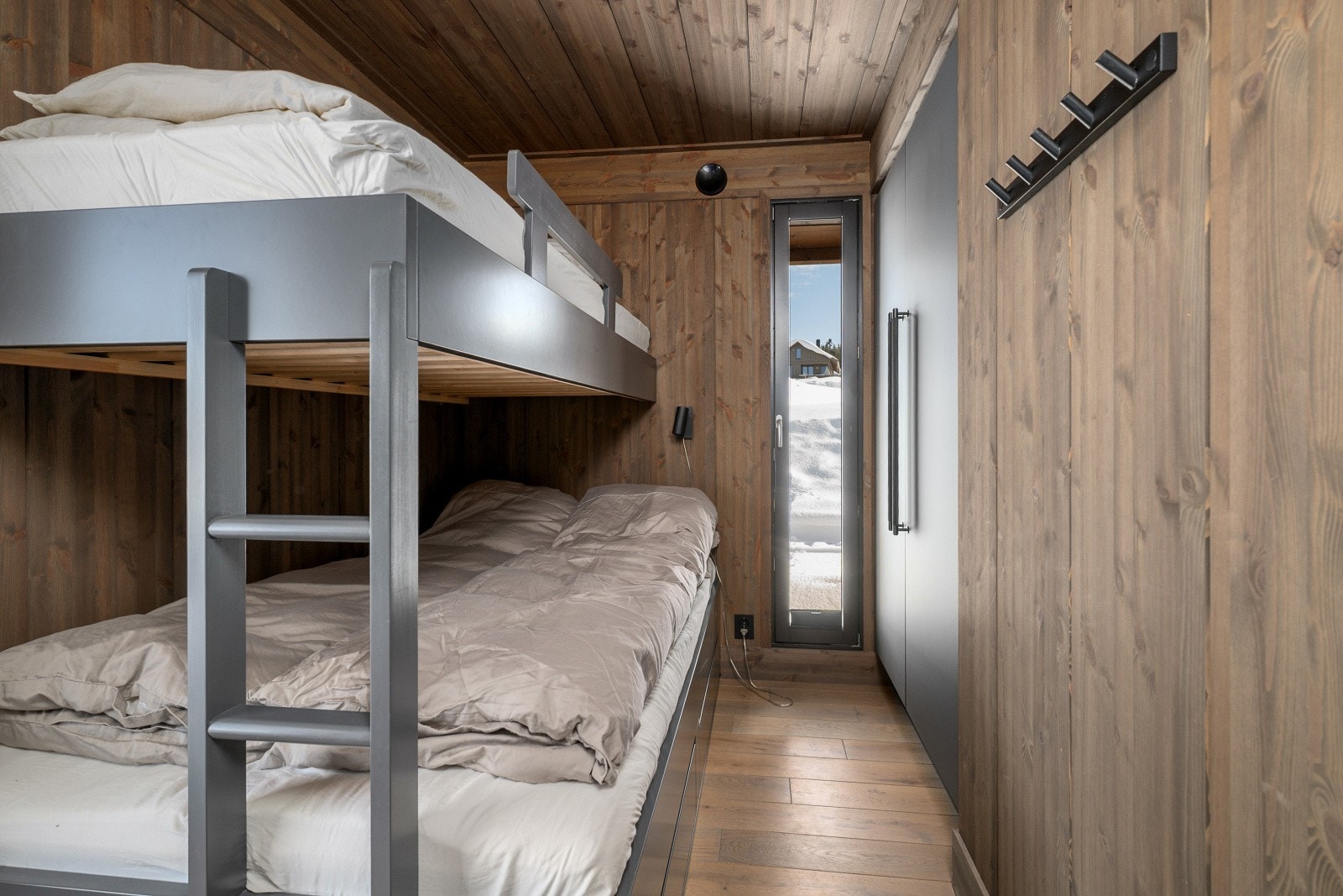 Alle soverommene er innredet i samme stil som resten av hytta, med panel på vegger og tak. Galleribilde
