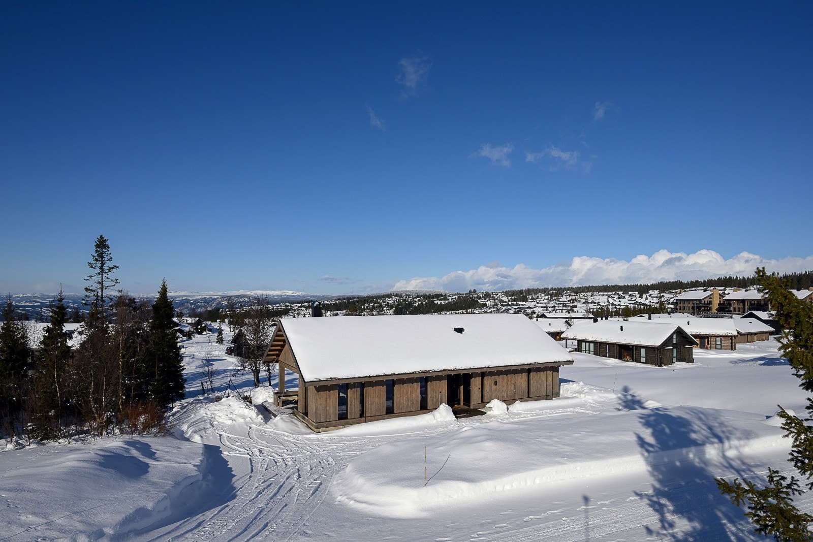 Hytta ligger skjermet til med gode solforhold og fin utsikt, ca. 820 m.o.h. Galleribilde