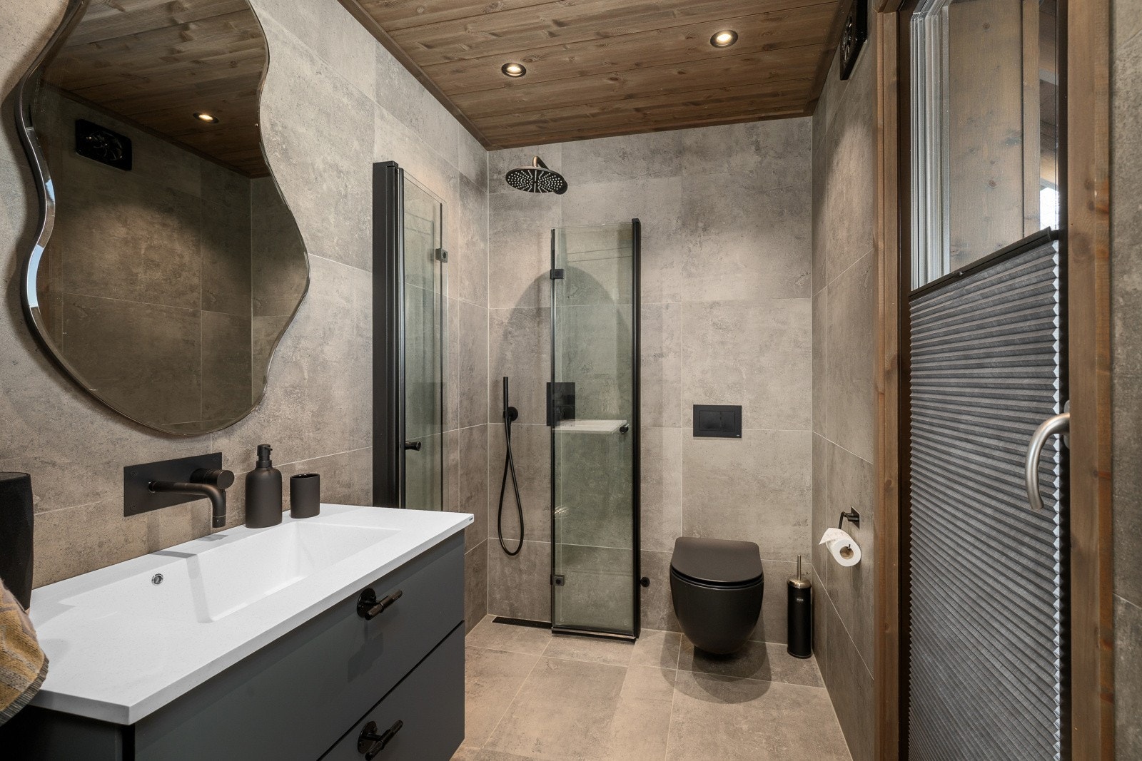 Begge bad har vegghengt toalett, dusjvegger og integrerte armaturer fra Tapwell. Galleribilde