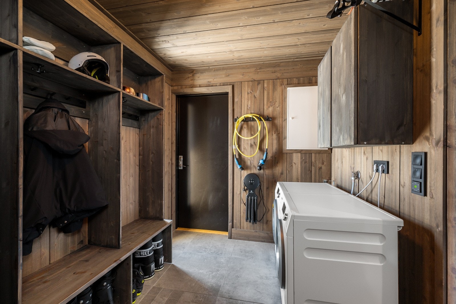 Praktisk vaskerom/bod med egen bi-inngang og, plassbygd garderobe. Galleribilde