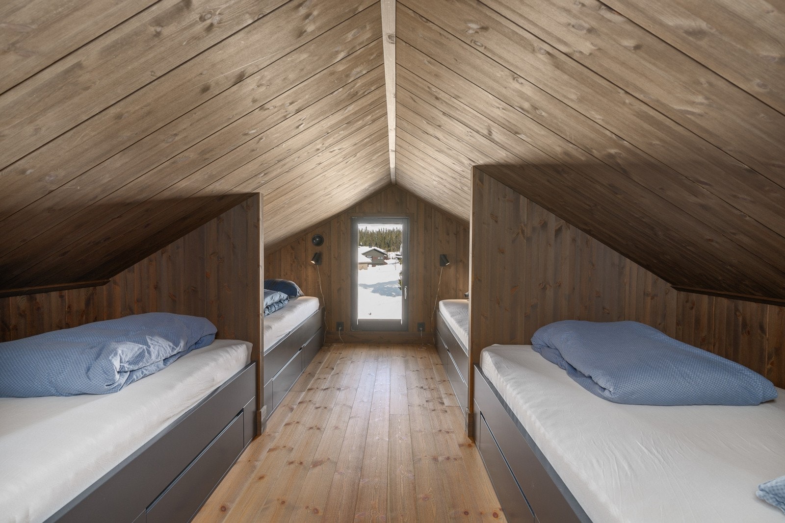 Hemsen har også et eget rom med plassbygde senger, som gir totalt 15 sengeplasser i hytta. Galleribilde