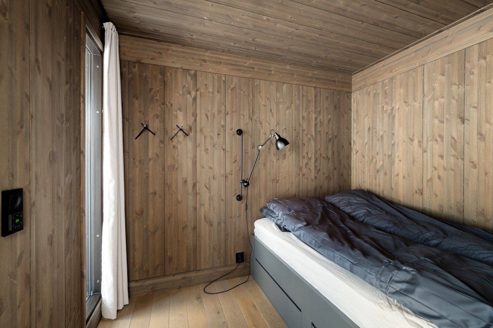 Det tredje soverommet i hovedetasjen har også plassbygget seng med praktisk oppbevaring. Her også med lagringsmuligheter under sengen. Galleribilde