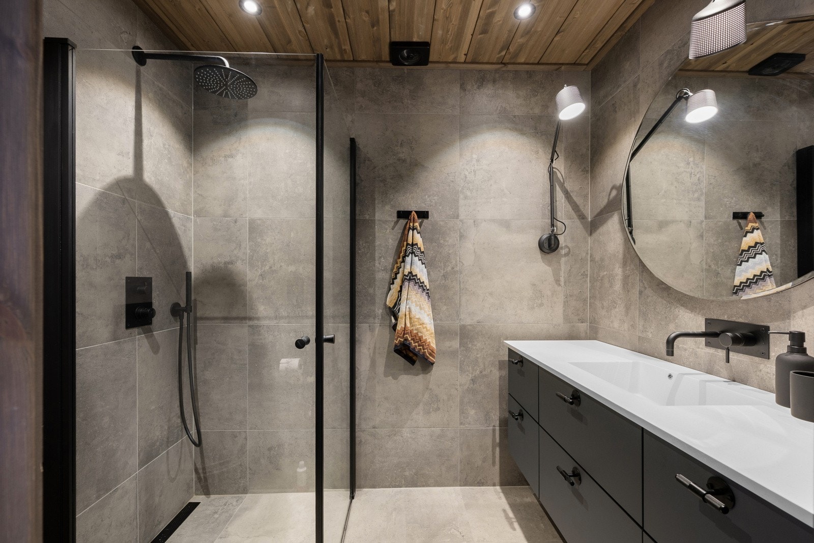 Hytta har to identiske og delikate bad, helfliset med 60x60 "betongfliser". Galleribilde