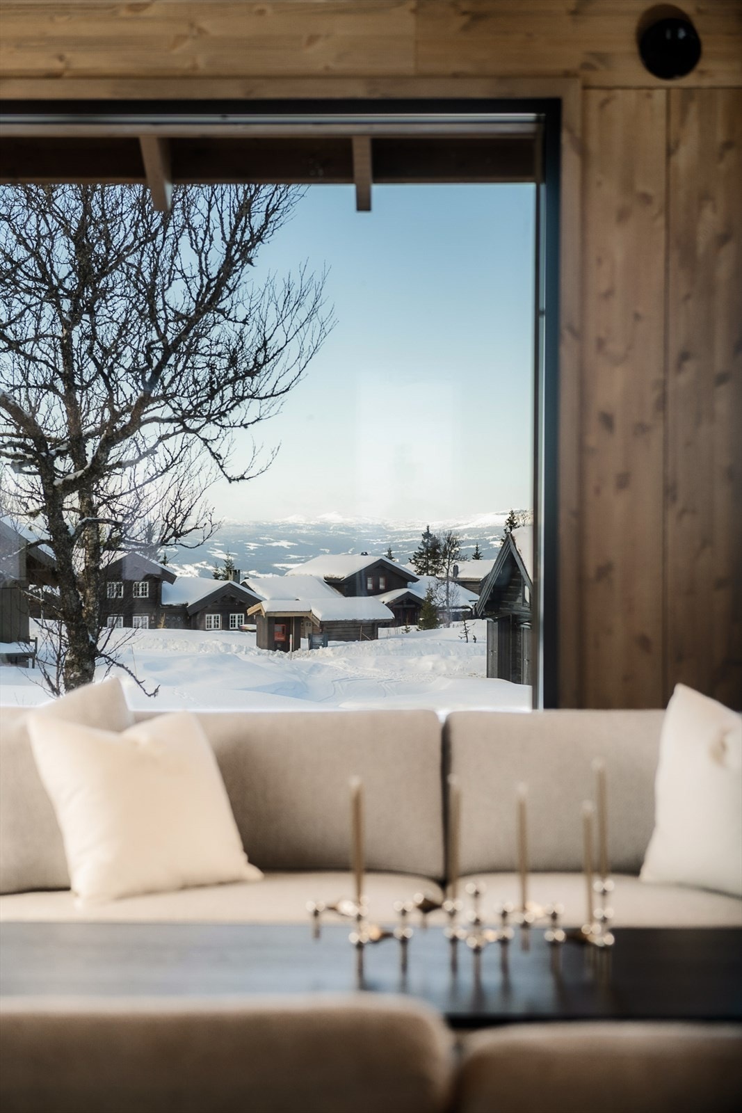 Vinduene rammer inn utsikten over fjellandskapet. Fra stuen kan man nyte utsikten mot bl.a. Skeikampen. Galleribilde