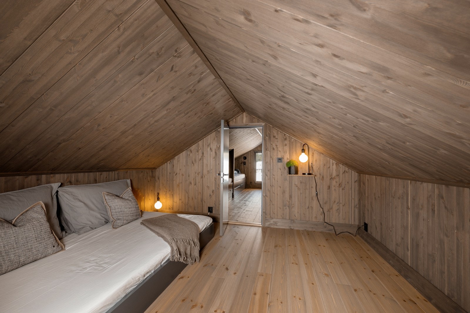 Den romslige hemsen er innredet med en ekstra stue, ideell for barn og unge. Hemsen er ikke godkjent for varig opphold grunnet lav takhøyde. Galleribilde