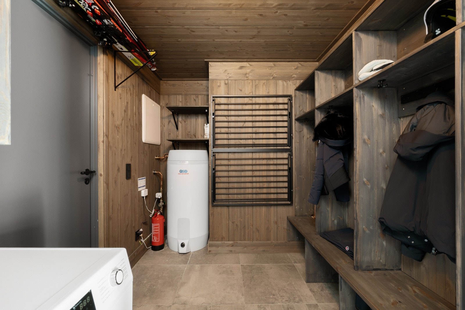 Rommet har fliser med gulvvarme, opplegg for vaskemaskin og en 200-liters varmtvannstank. Galleribilde